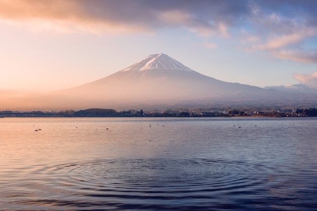 Vulcão Monte Fuji nascer do sol colorido com onda de ondulação