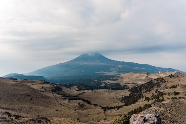 Vulcão Popocatepetl visto do alto na vizinha Iztaccihuatl