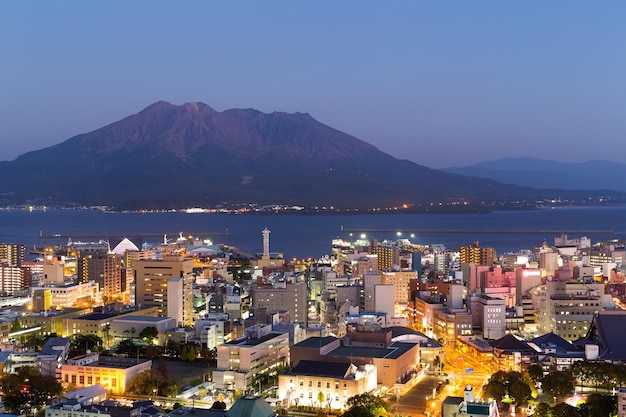 Vulcão Sakurajima à noite