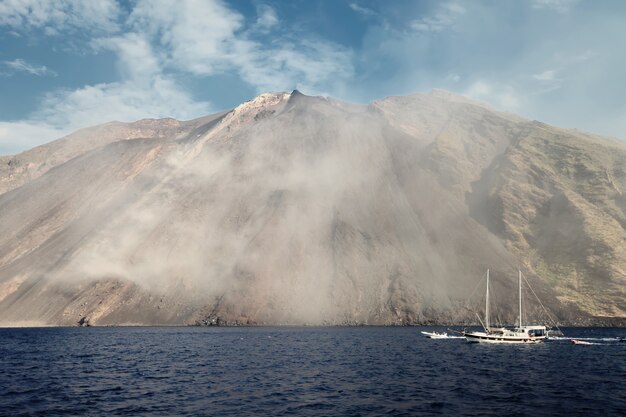 Vulcão stromboli na itália