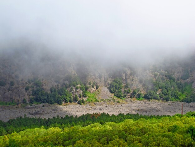 Vulcão vesúvio no nevoeiro, itália