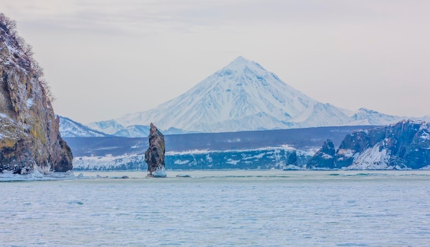 Vulcão Vilyuchinsky e baía de avacha no inverno na península de kamchatka