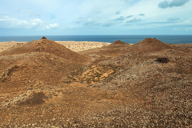 vulcões à beira das dunas do parque natural de Corralejo