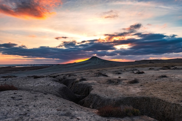 Vulcões de lama ao pôr do sol, fenômeno natural incrível