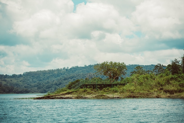 Vulkan Arenal und See in Costa Rica.