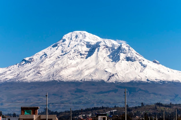 vulkan chimborazo, andengebirge ecuador mit schnee bedeckt