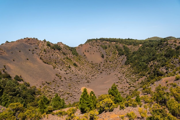 Vulkan Fireba aus dem Park La Llania auf den Kanarischen Inseln El Hierro. Neben El Brezal der feuchte Wald