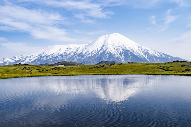 Vulkan und See mit Reflexion im Wasser in Russland auf Kamtschatka