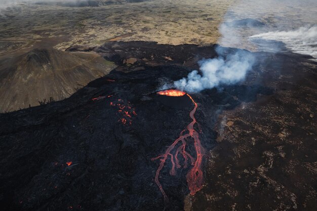 Vulkanausbruch in Island Gipfelkrater Gasausstoß und geschmolzene Lava, die aus einer Öffnung strömt