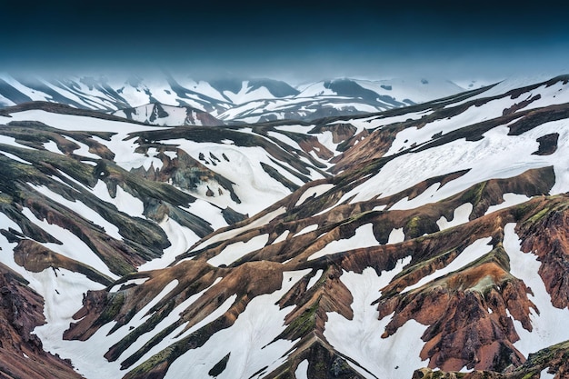 Vulkanberg mit Schnee bedeckt vom Blahnjukur Trail im Naturschutzgebiet Fjallabak im isländischen Hochland bei Landmannalaugar Island