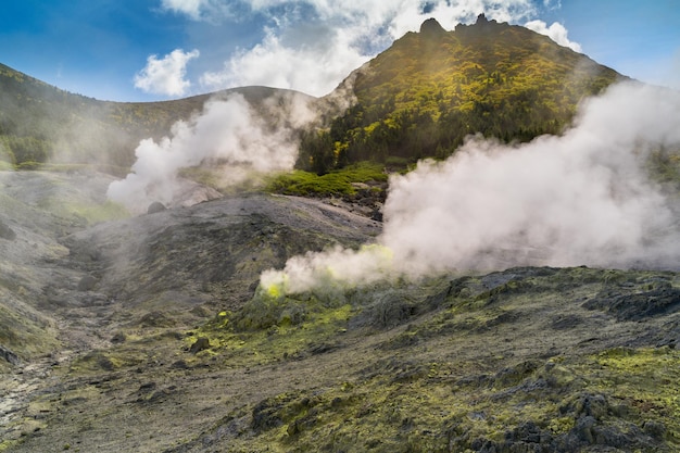 Vulkanische Aktivität Schwefel Fumarole und heißes Gas auf der Insel Kunaschir Kurilen Russland