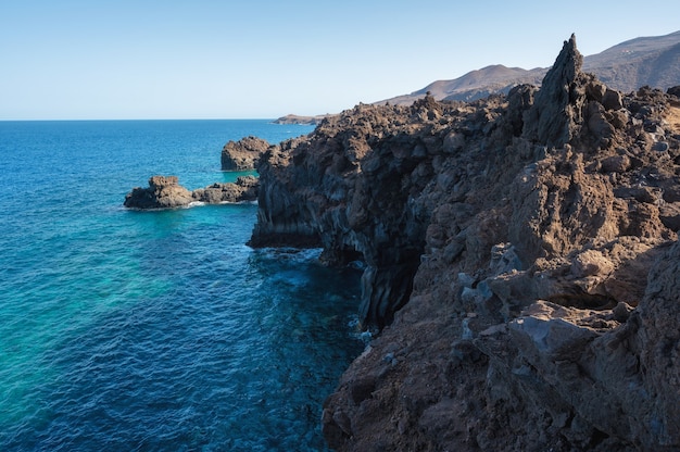 Vulkanische Küstenlandschaft. Felsen und Lavabildungen in Kanarischen Inseln, Spanien. Hochwertiges Foto