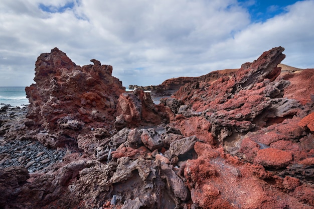 Vulkanische Küstenlinienlandschaft in Lanzarote, Kanarische Inseln, Spanien.