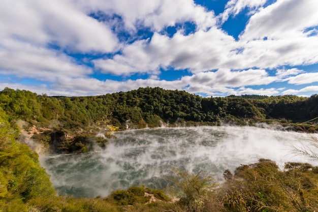 Vulkankrater mit dampfendem See