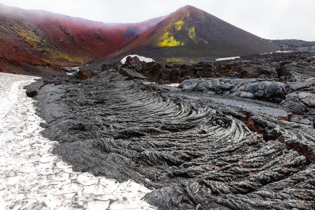 Vulkankrater und schwarze Lavafelder in der Nähe des Vulkans Tolbachik in Kamtschatka, Russland