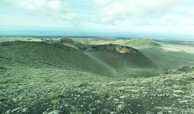 Foto vulkanlandschaft des nationalparks timanfaya, umgeben von bergen und vulkanen auf lanzarote, spanien