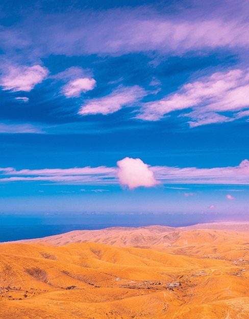 Vulkanwüste und blauer Himmel Blick auf die Kanarischen Inseln Fuerteventura Stilvolle Natur visuelle Geister Tapete Reisekonzept