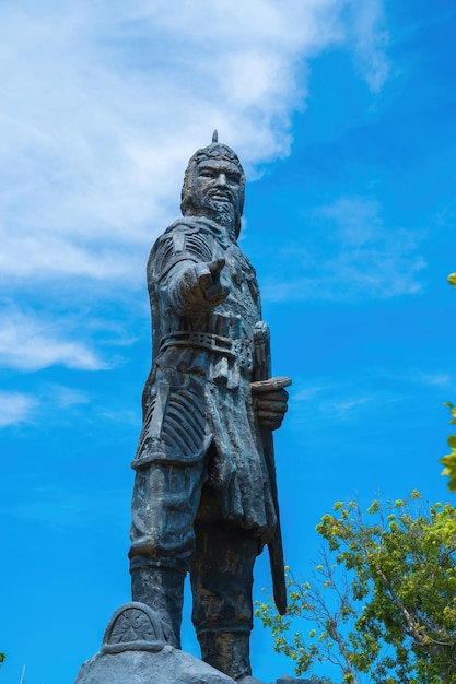 VUNG TAU MAR 13 2022 Estatua de Tran Hung Dao en la ciudad de Vung Tau en Vietnam Monumento del líder militar sobre fondo de cielo azul