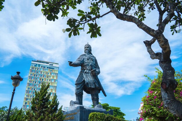 VUNG TAU MAR 13 2022 Estatua de Tran Hung Dao en la ciudad de Vung Tau en Vietnam Monumento del líder militar sobre fondo de cielo azul