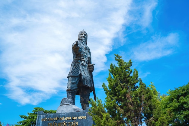 VUNG TAU MAR 13 2022 Tran Hung Dao estátua na cidade de Vung Tau no Vietnã Monumento do líder militar no fundo do céu azul