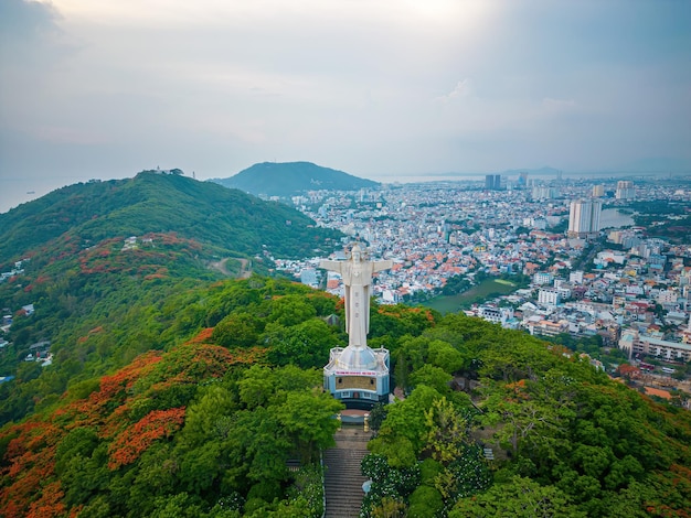 Vung Tau Viet Nam JUN 09 2022 Luftaufnahme von Vung Tau mit Statue von Jesus Christus auf dem Berg, dem beliebtesten Ort vor Ort, Christus der König, eine Statue von Jesus Reisekonzept