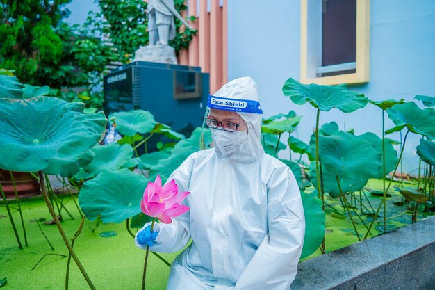 Vung Tau VIETNÃ 28 DE NOVEMBRO 2021 Foco médico feliz vestindo traje de proteção branco depois do trabalho o dia todo doença do vírus COVID19 verificação de saúde