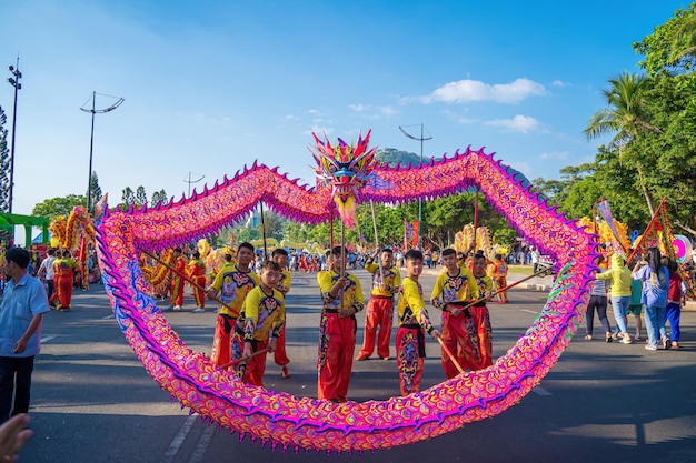 Vung Tau VIETNAM 1º DE JANEIRO DE 2023 A dança do leão e do dragão celebra o ano novo Grupo de pessoas executa uma dança tradicional do leão e dança do dragão Desempenho recorde do Guinness de 54 danças dos dragões