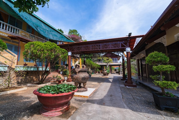 Foto vung tau vietnam 12 de fevereiro de 2023 a bela manhã no buda de ouro segurando uma flor de lótus