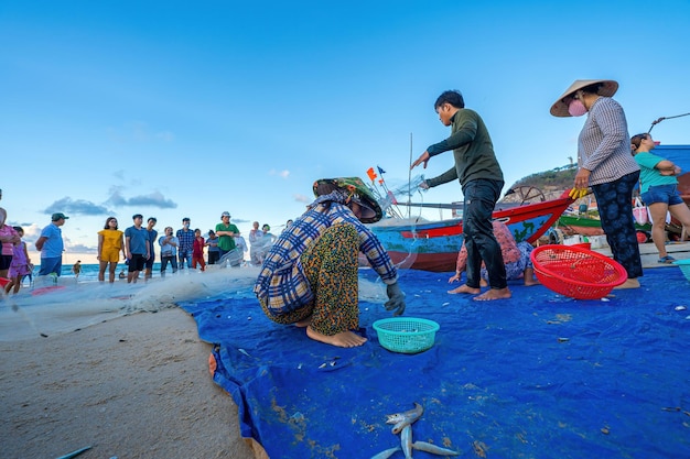 Vung Tau VIETNAM 14. MAI 2023 Fischer wirft sein Netz bei Sonnenaufgang oder Sonnenuntergang aus. Traditionelle Fischer bereiten das Fischernetz vor