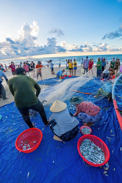 Vung Tau VIETNAM 14 DE MAYO DE 2023 Pescador lanzando su red al amanecer o al atardecer Los pescadores tradicionales preparan la red de pesca