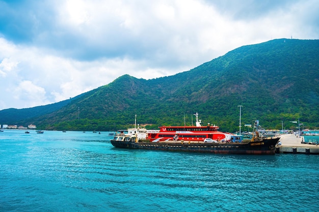 Vung Tau VIETNAM 30. APRIL 2023 Expressboot sorgte für den Transport auf der Insel Con Dao in Vietnam, Insel Con Dao und blauer Himmel im Hintergrund