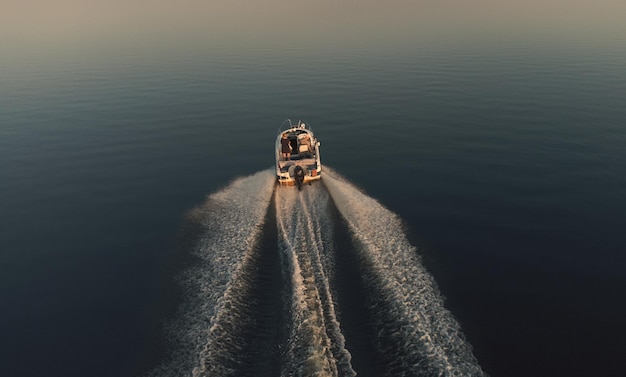 Vyborg Rusia 17 de agosto de 2022 Un barco corriendo a lo largo de la superficie del agua de la pintoresca bahía de Vyborg Dos personas en un barco Viaje en barco