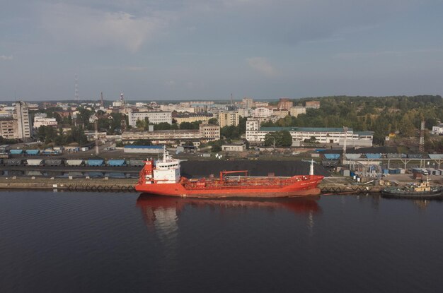 Vyborg Rusia 19 de agosto de 2022Un buque de carga en el puerto esperando la carga de carbón El tema del suministro de energía