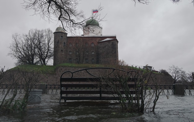 Vyborg, Rusia - 22 de octubre de 2021: Inundaciones en la parte histórica de la ciudad. El Golfo de Finlandia desbordó sus costas