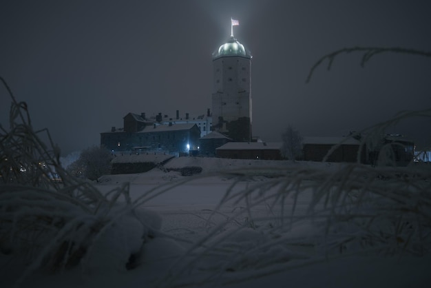 Vyborg, Rusia - 27 de diciembre de 2021: Torre de San Olaf. Castillo de Vyborg en una helada noche de invierno