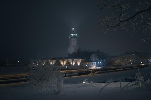 Vyborg Rusia 27 de diciembre de 2021 Vista panorámica del castillo de Vyborg por la noche en invierno