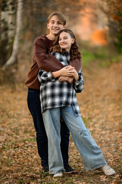 Foto vyhoda ucrania 29 de octubre de 2021 retrato de niños y niñas adolescentes en el parque de otoño