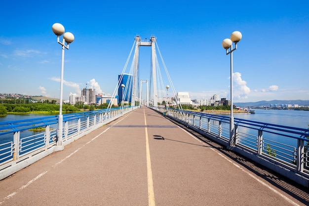 Foto vynogradovskiy bridge es un puente atirantado sobre el canal del yenisei, conduce a la isla tatyshev en krasnoyarsk, rusia