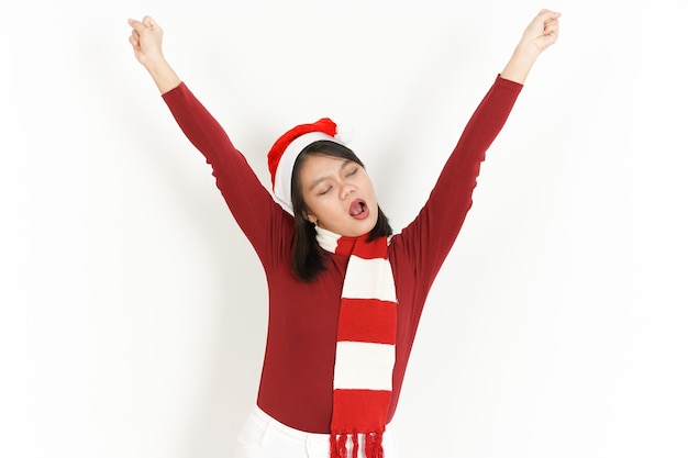 Wach auf Dehnungsgeste der schönen asiatischen Frau mit rotem Rollkragenpullover und Weihnachtsmütze