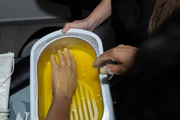 Wachsbehandlung in einem Schönheitssalon zur Handpflege