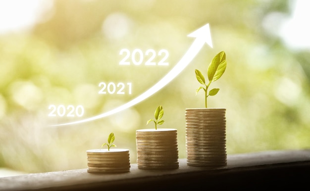 Wachstumsjahr 2020 bis 2022 Geschäftsdiagramm mit Pfeil nach oben Wachsender Geldmünzenstapel