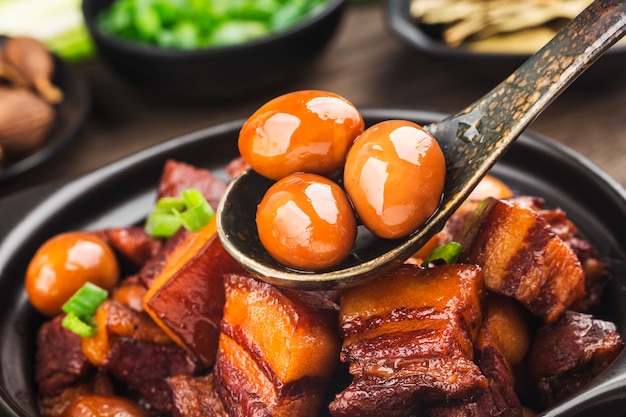 Foto wachteleier-eintopf mit schweinebauch (chinesisches essen)