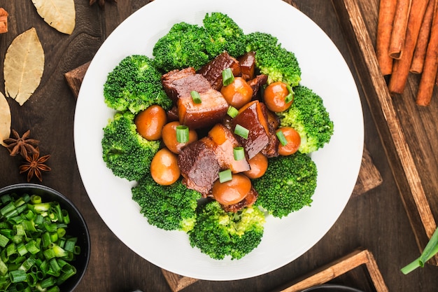 Wachteleier-Eintopf mit Schweinebauch (chinesisches Essen)