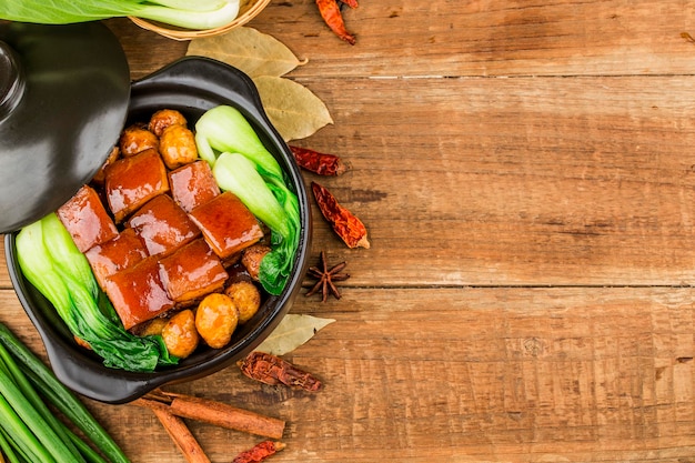 Wachteleier Eintopf mit Schweinebauch (chinesisches Essen)