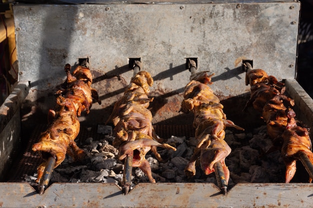 Wachteln über Holzkohleofen grillen