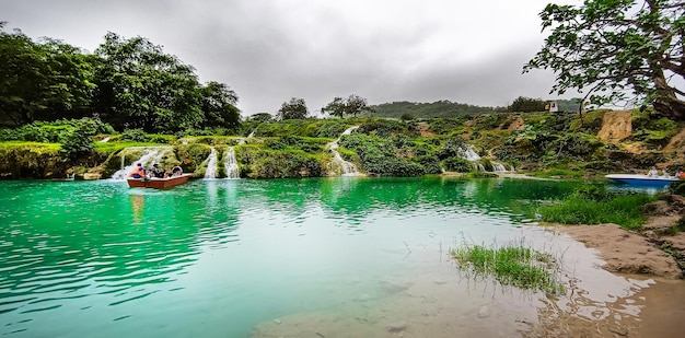 Wadi Darbat em um dia nublado em Omã