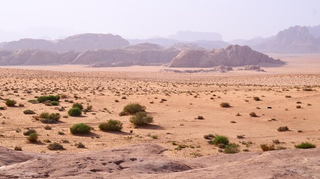 Wadi Rum Wüste Jordanien Naher Osten Das Tal des Mondes Orange Sanddunst Wolken Bezeichnung als UNESCO-Weltkulturerbe Nationalpark im Freien Landschaft Offroad-Abenteuer Reisehintergrund