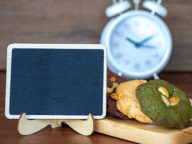 Wählen Sie den Fokus der Tafel vor mehreren Farbplätzchen einschließlich Erdnussbutter