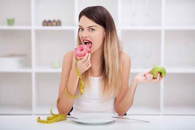 Wählen Sie zwischen Junk Food und gesunder Ernährung