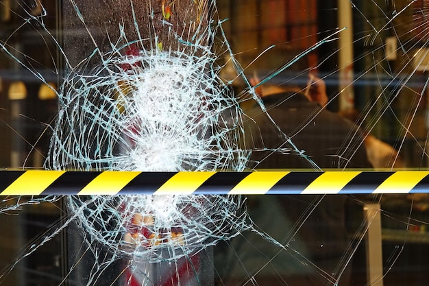 Während der Demonstration wurden die Fenster von Geschäften zerbrochen.
